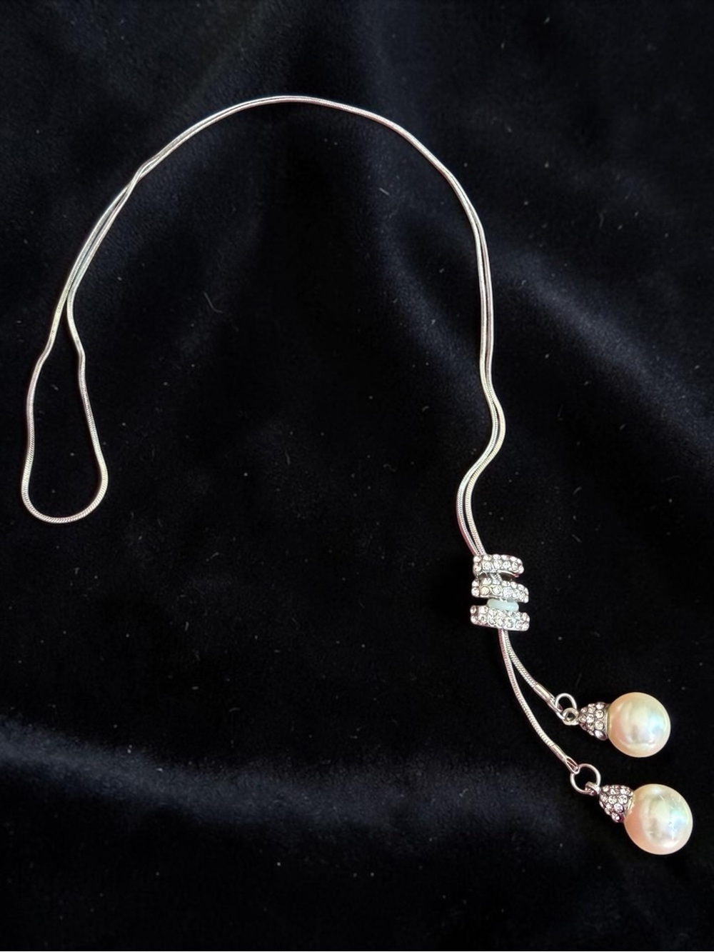 Silver Tone Lariat Necklace – Faux Pearl & Rhinestone Drop